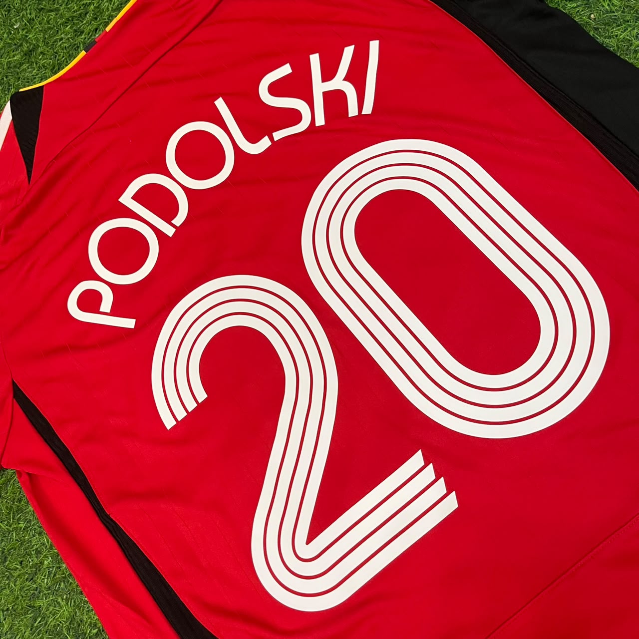 Maillot de football rétro rouge et noir Lukas Podolski Allemagne Coupe du Monde 2006 Extérieur