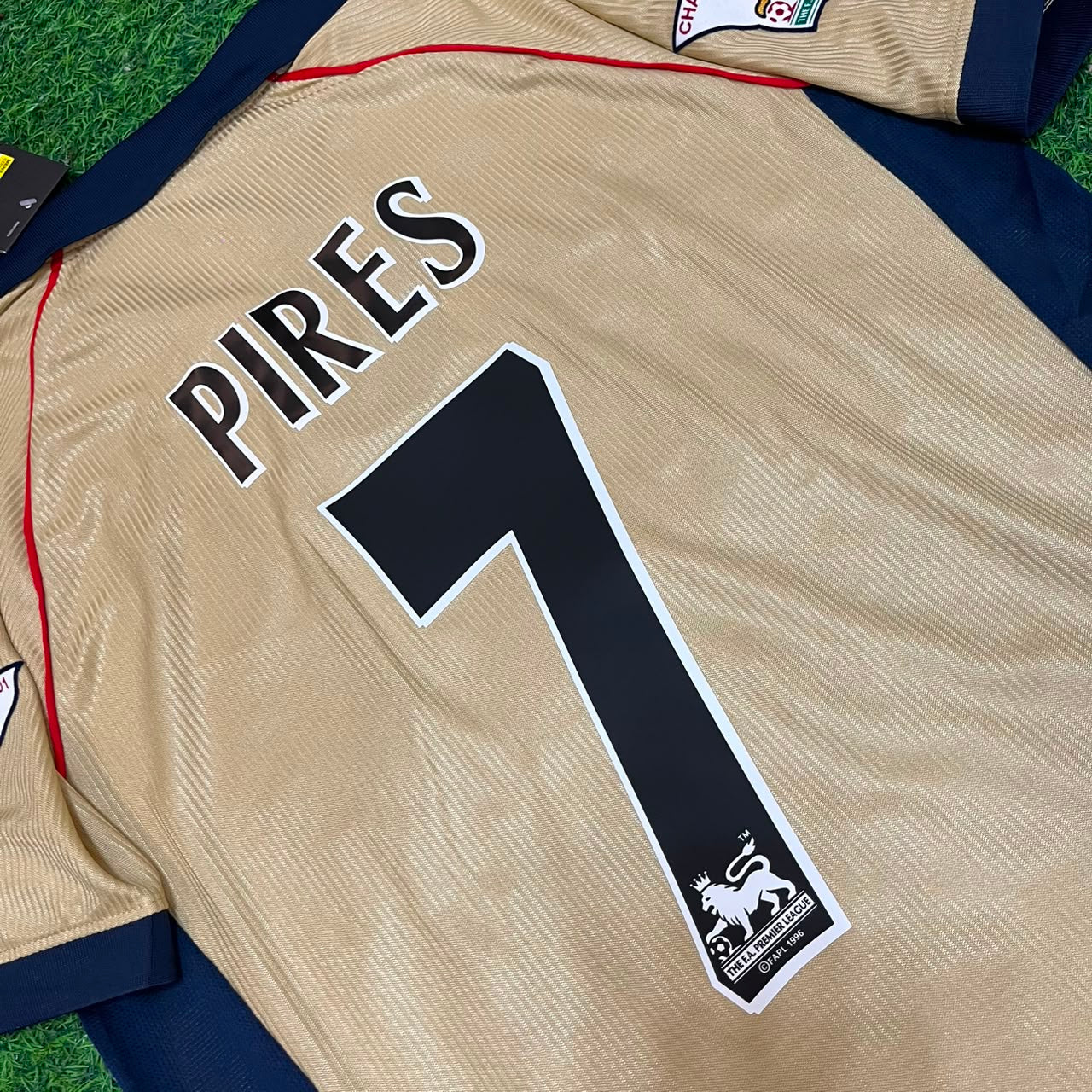 Maillot Rétro Domicile Robert Pirès #7 Arsenal 2001-2002