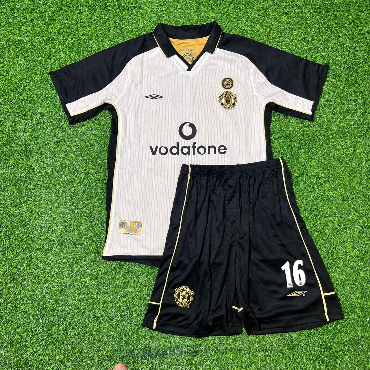 Roy Keane Manchester United 2001/02 Retro Reversible Kids Football Jersey Kit