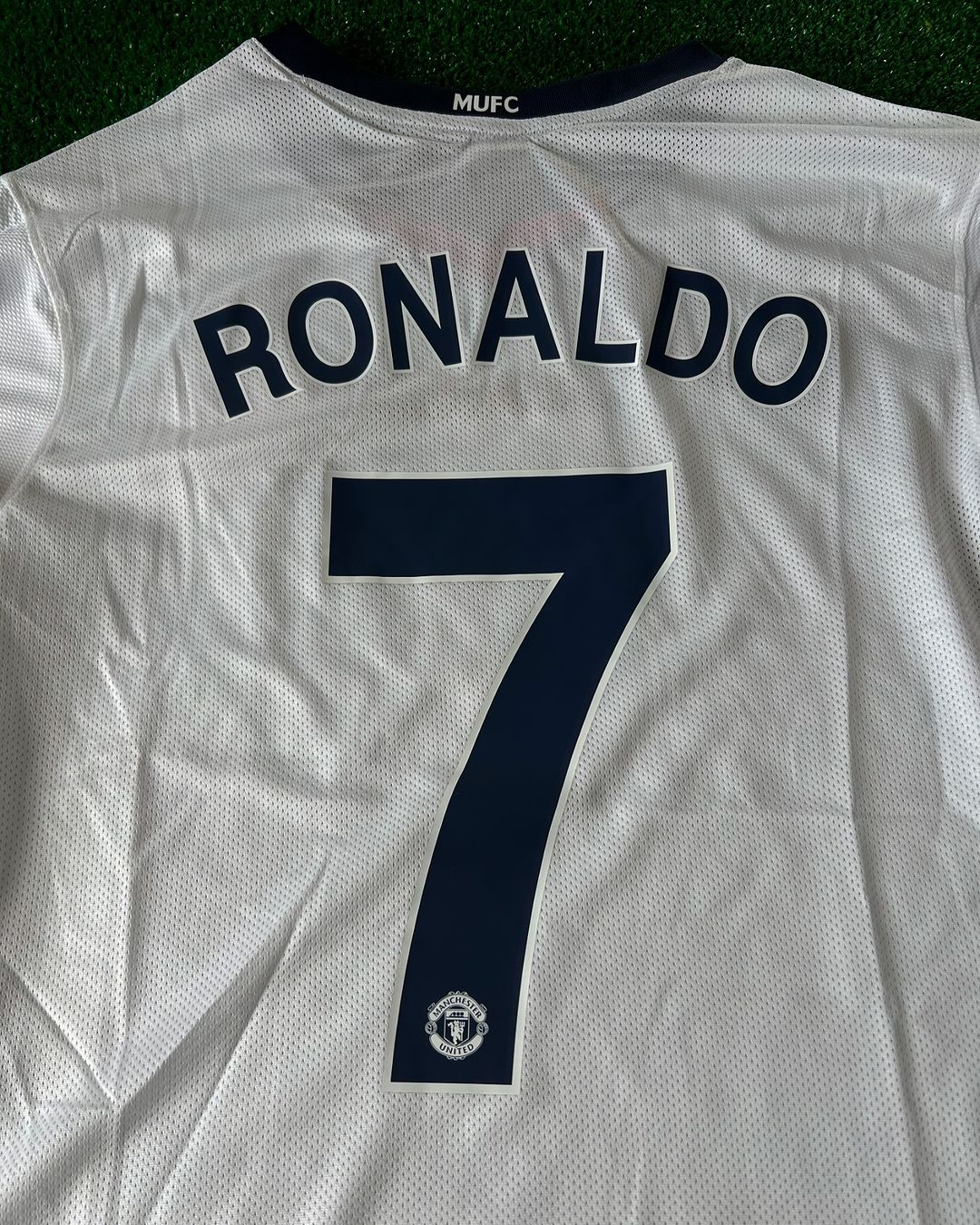 "Cristiano Ronaldo Manchester United White Long-Sleeve Retro Football Shirt"