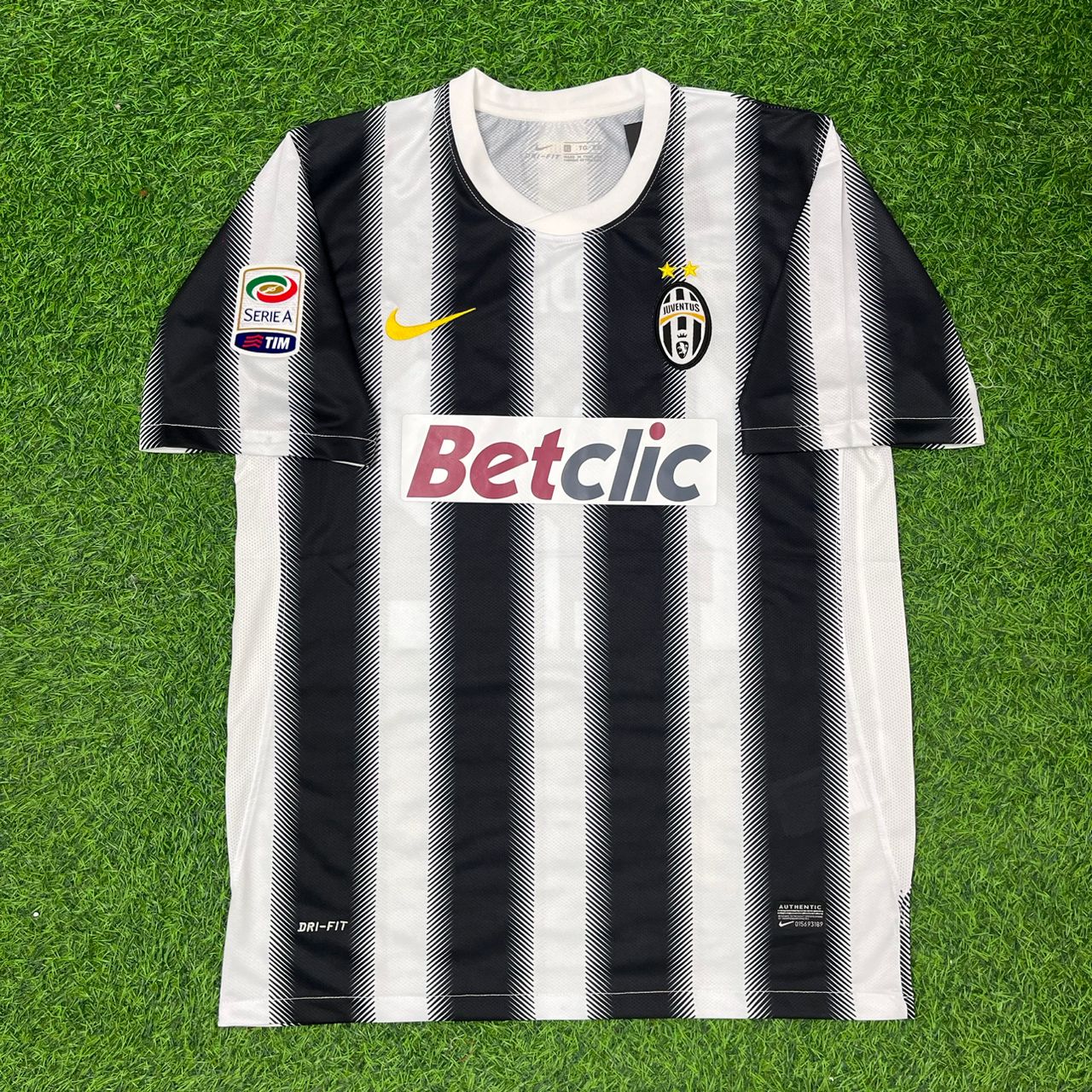 Arturo Vidal Juventus 2011-2012 Home Retro Football Jersey