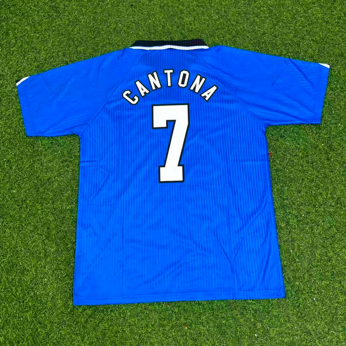 Maillot de football rétro bleu d'Eric Cantona, Manchester United, saison 1996/1997