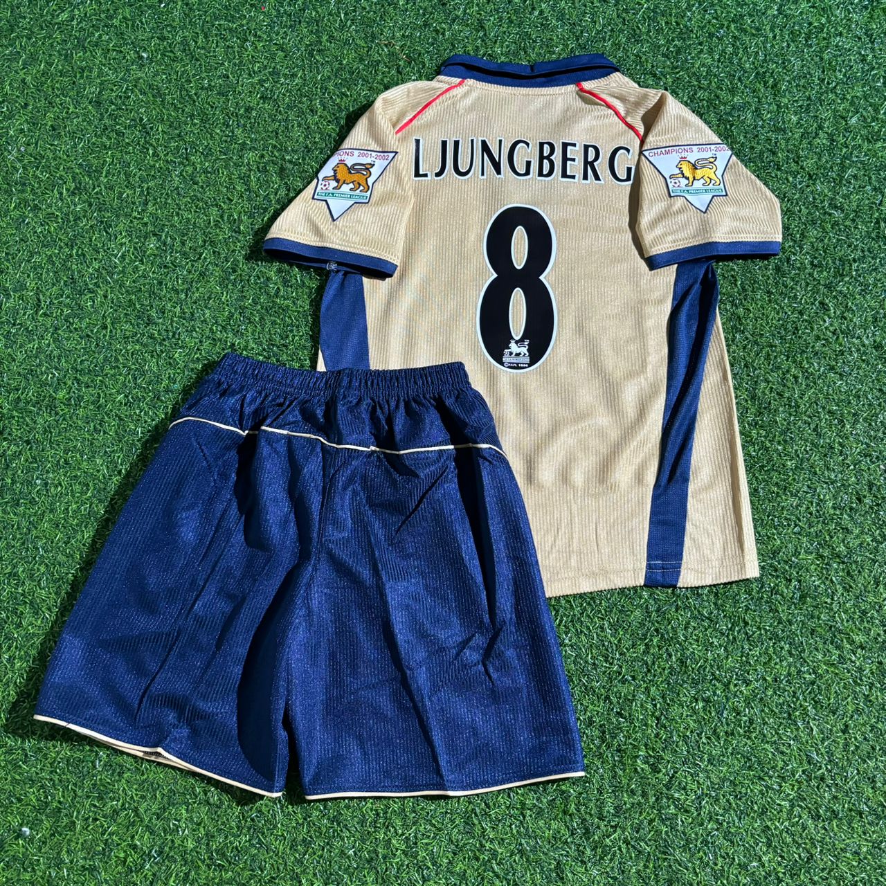 Fredrik Ljungberg #8 Arsenal 2001-2002 Away Golden Kids Retro Football Jersey