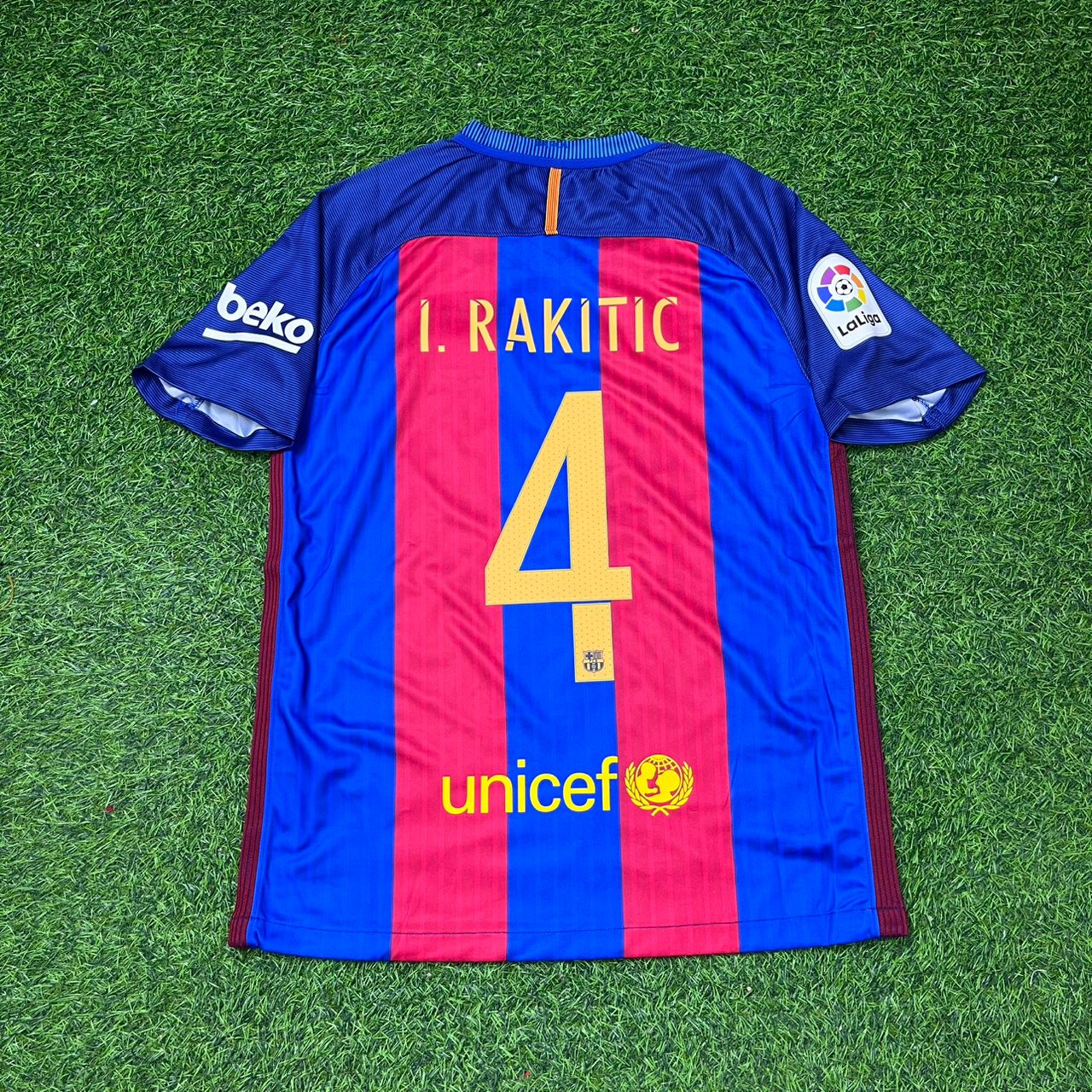 Ivan Rakitić #4 FC Barcelona 2016-2017 Home Retro Football Jersey