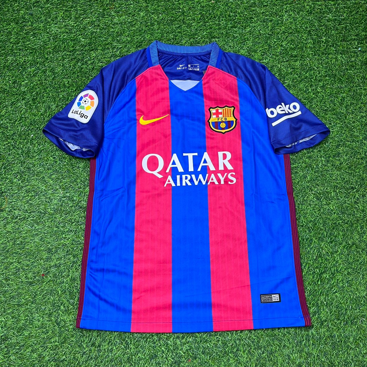 Ivan Rakitić #4 FC Barcelona 2016-2017 Home Retro Football Jersey