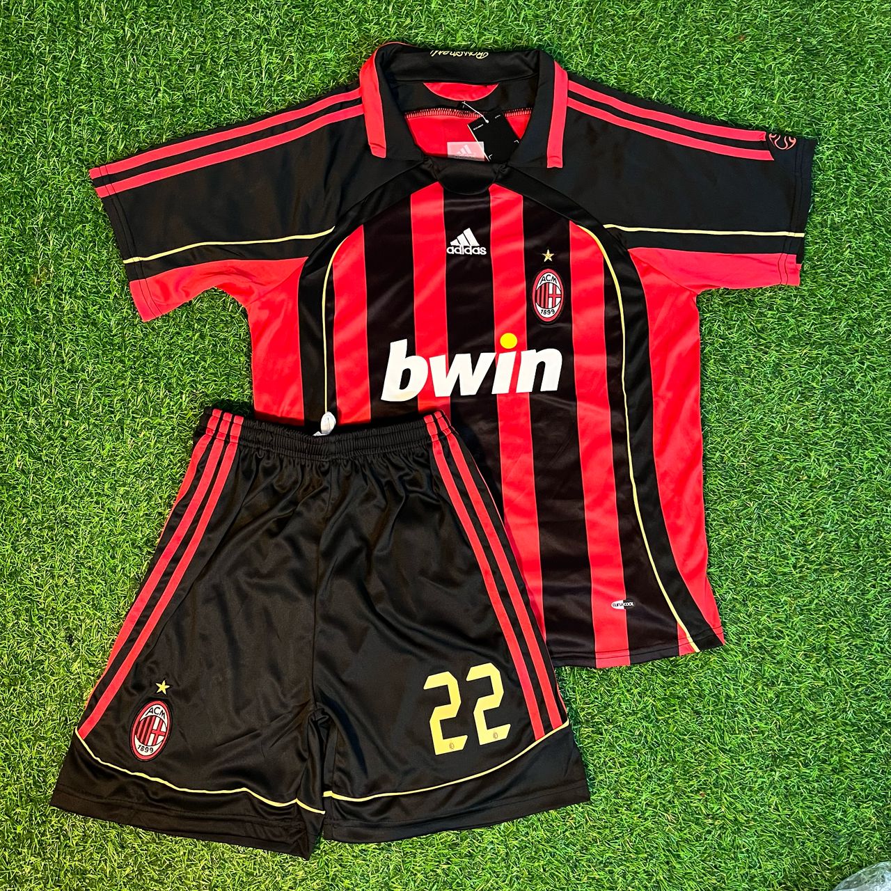 MAILLOT DE FOOT vintage AC Milan 2006/07 - Kaka EUR 40,00 - FR MAILLOT DE FOOT vintage AC Milan 2006/07 - Kaka EUR 40,00 - FR