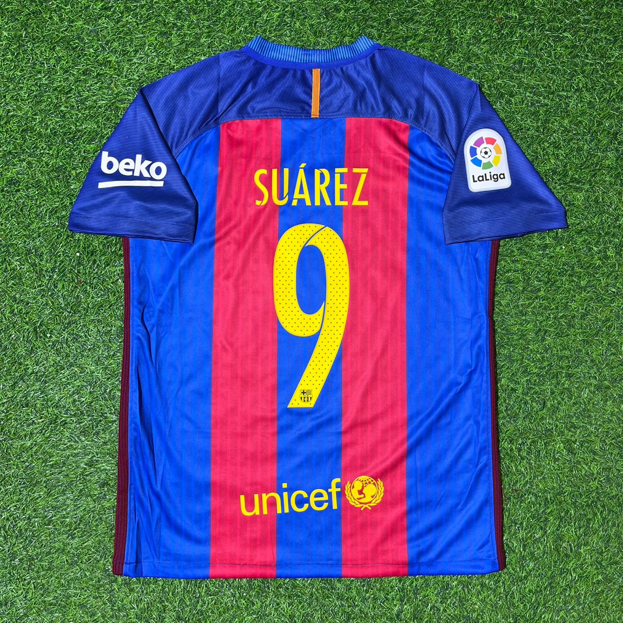 Luis Suarez #9 FC Barcelona 2016-2017 Home Retro Football Jersey