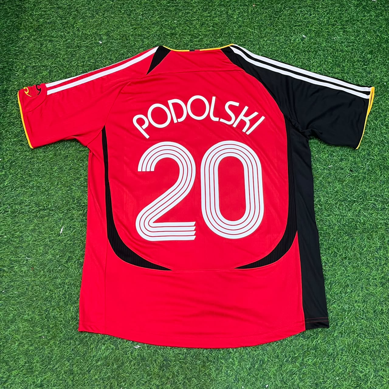 Maillot de football rétro rouge et noir Lukas Podolski Allemagne Coupe du Monde 2006 Extérieur