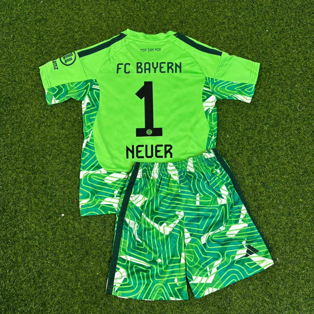 Manuel Neuer Bayern Munich Green Goalkeeper Football Jersey Kit