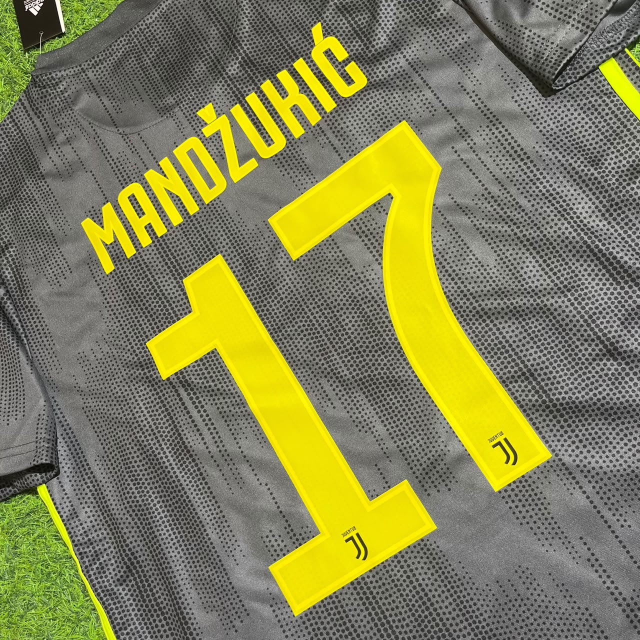 Mario Mandžukić 17# Juventus 2017-2018 Retro Home Football Jersey