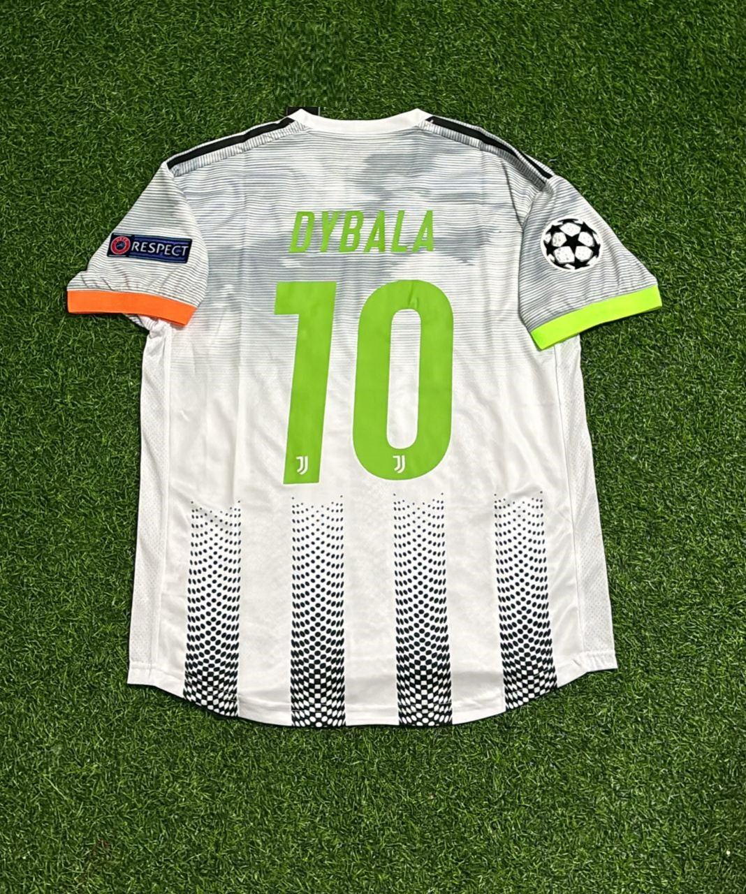 Maillot de football rétro domicile de Paulo Dybala (Juventus) pour la saison 2019/20