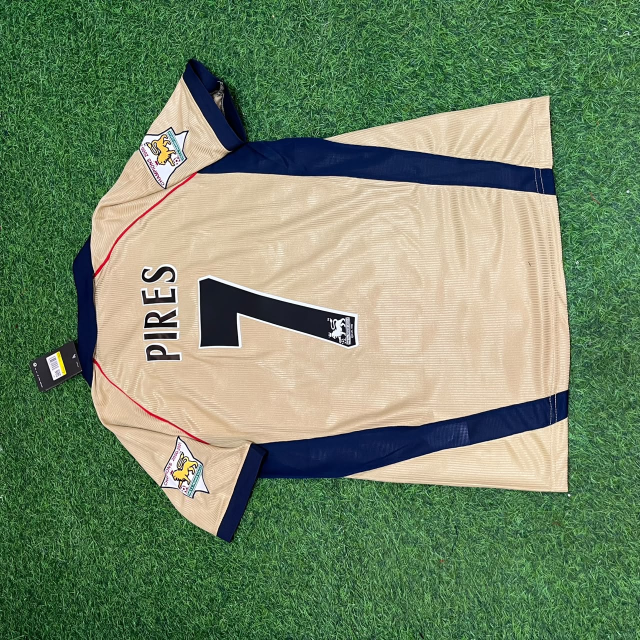 Robert Pirès #7 Arsenal 2001-2002 Away Golden Retro Jersey