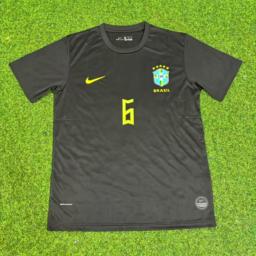 Maillot de football rétro noir Roberto Carlos Brésil