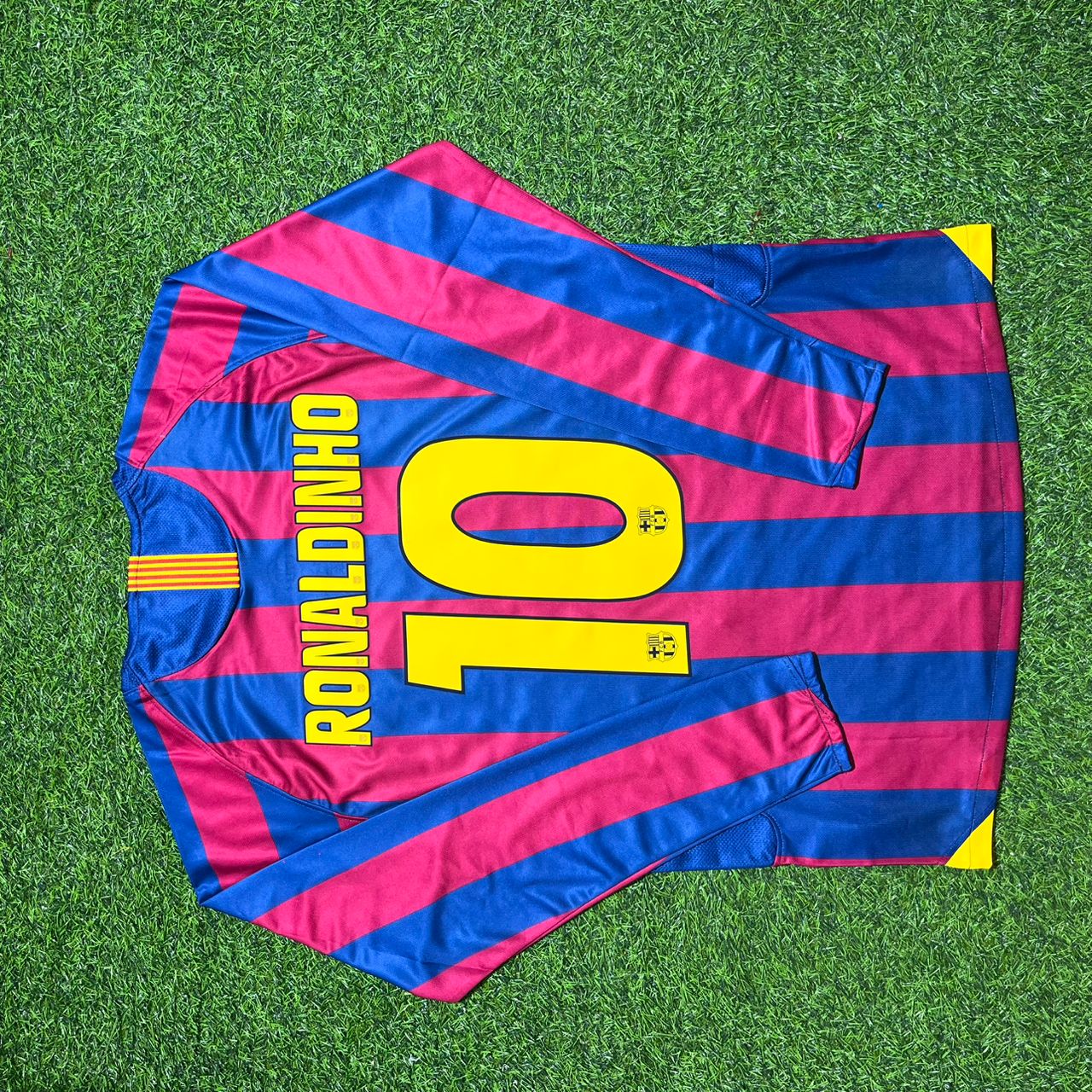 Ronaldinho #10 Barcelona 2005-2006 Long Sleeve Retro Jersey