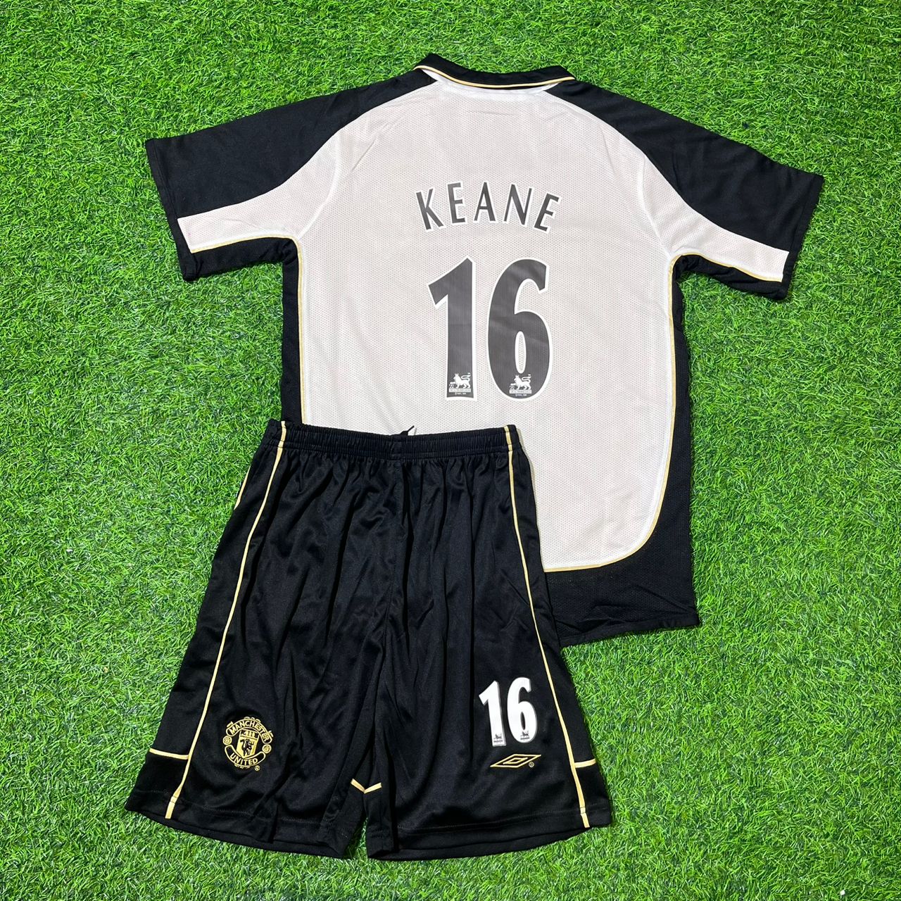 Roy Keane Manchester United 2001/02 Retro Reversible Kids Football Jersey Kit