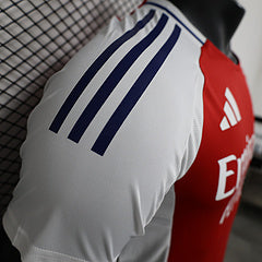 24/25 Arsenal-Trikot in Rot und Weiß