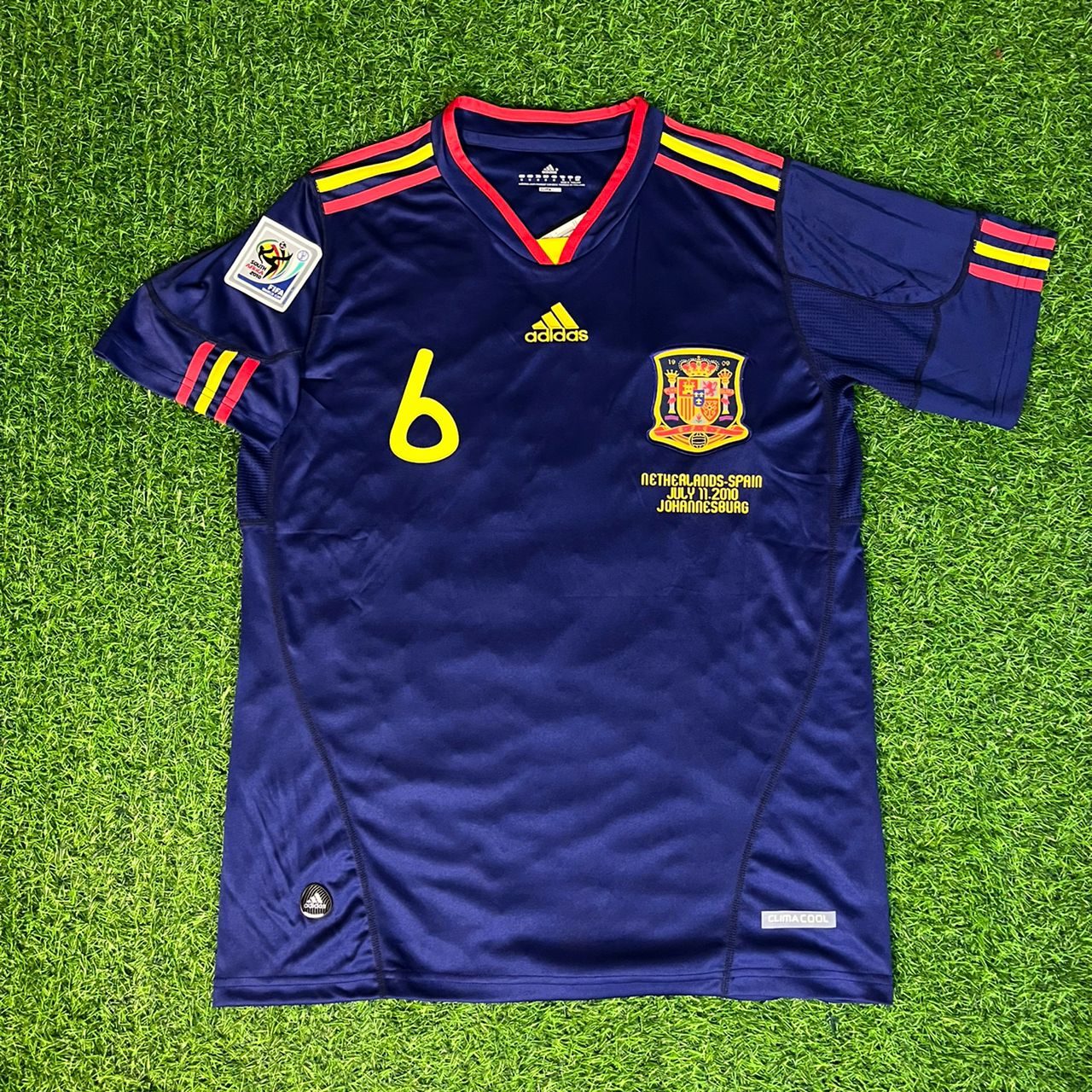 Andrés Iniesta 8 - Spain Away 2010 World Cup Final Retro Jersey Trikot Maillot Camiseta Andrés Iniesta 8 - Spain Away 2010 World Cup Final Retro Jersey Trikot Maillot Camiseta