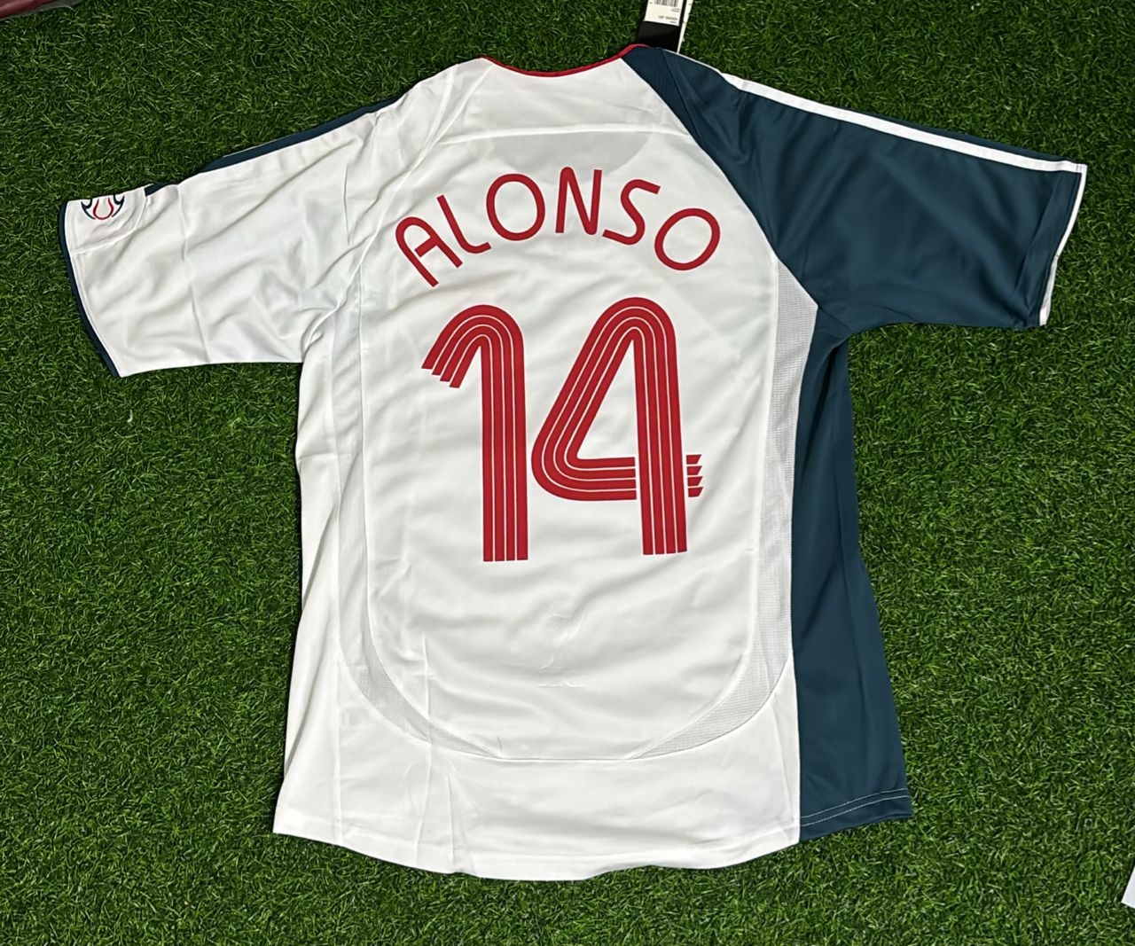 Xabi Alonso Liverpool 2006 2007 White Retro Jersey