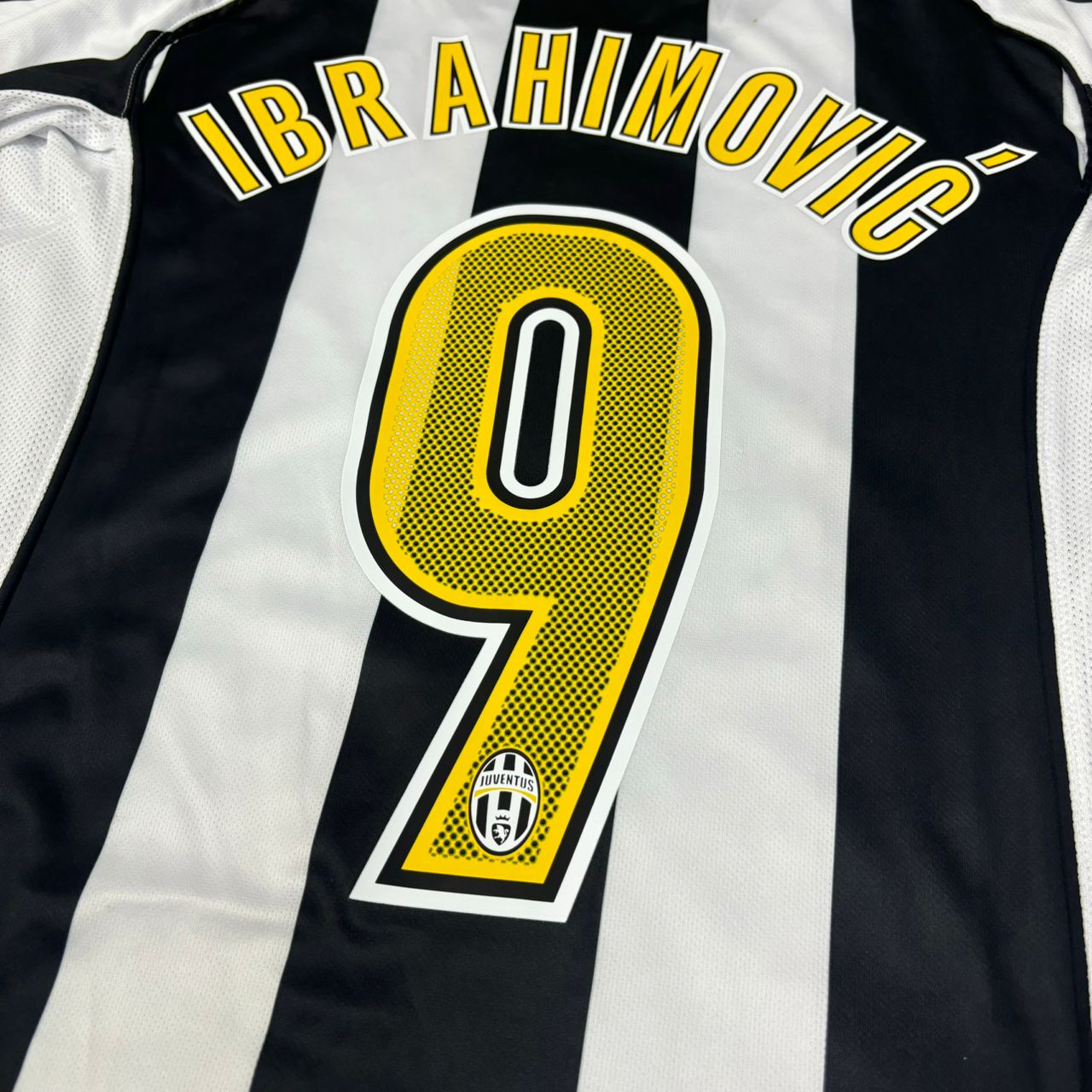 Zlatan Ibrahimović Juventus 2004-2005 White Home Retro Football Jersey